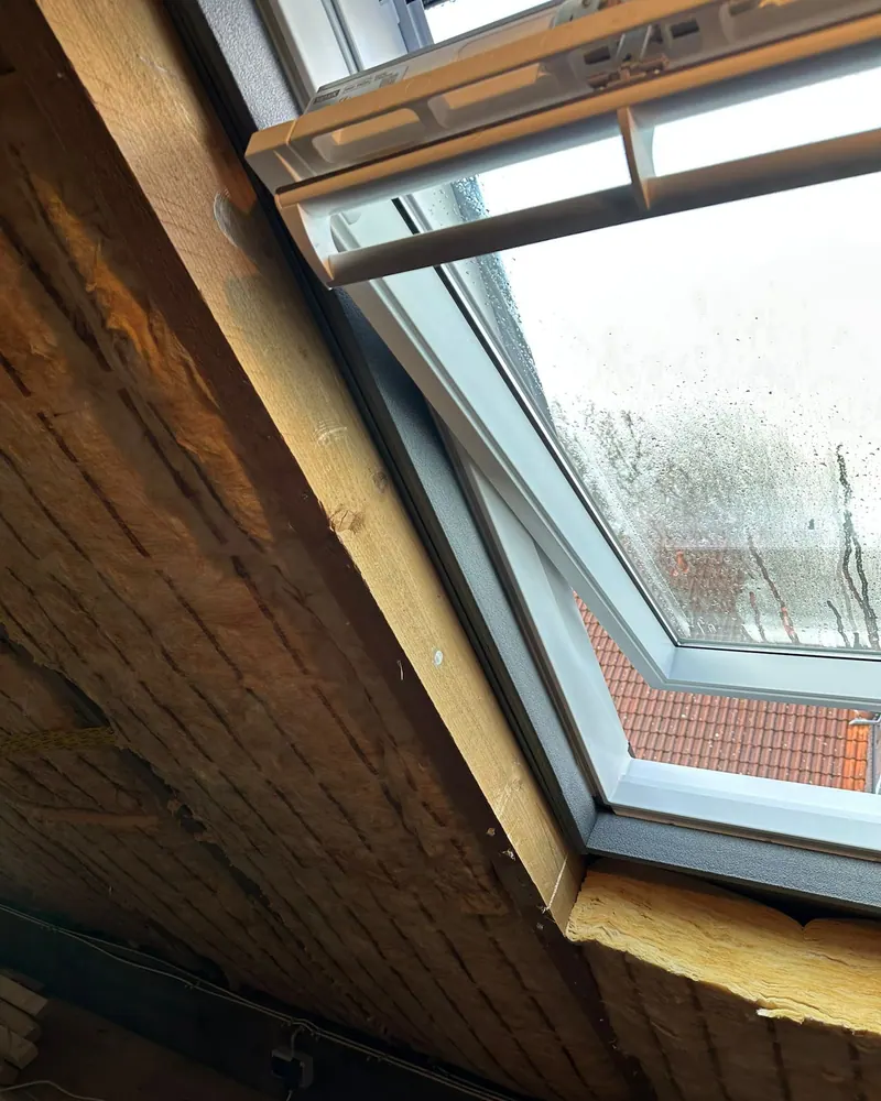 Neu eingebautes Dachfenster von innen, Laibung noch roh