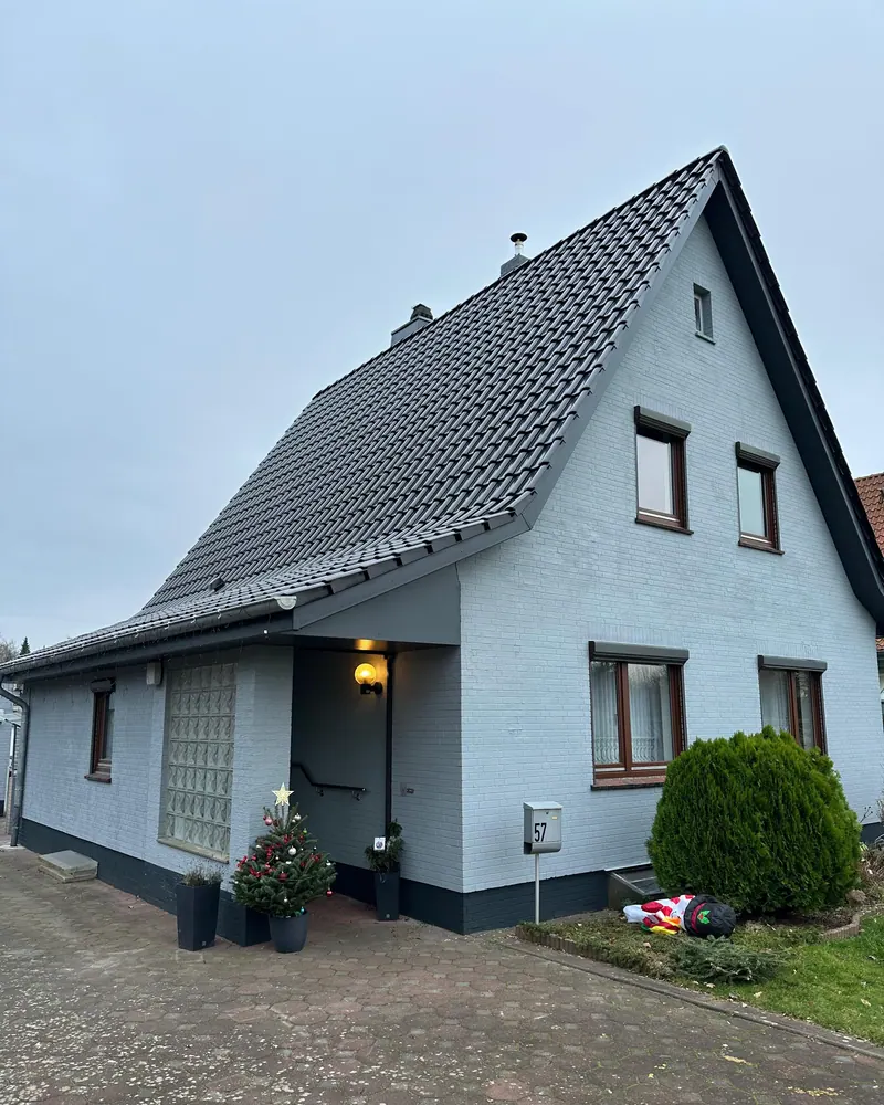 Haus mit neuem anthrazitfarbenem Dach