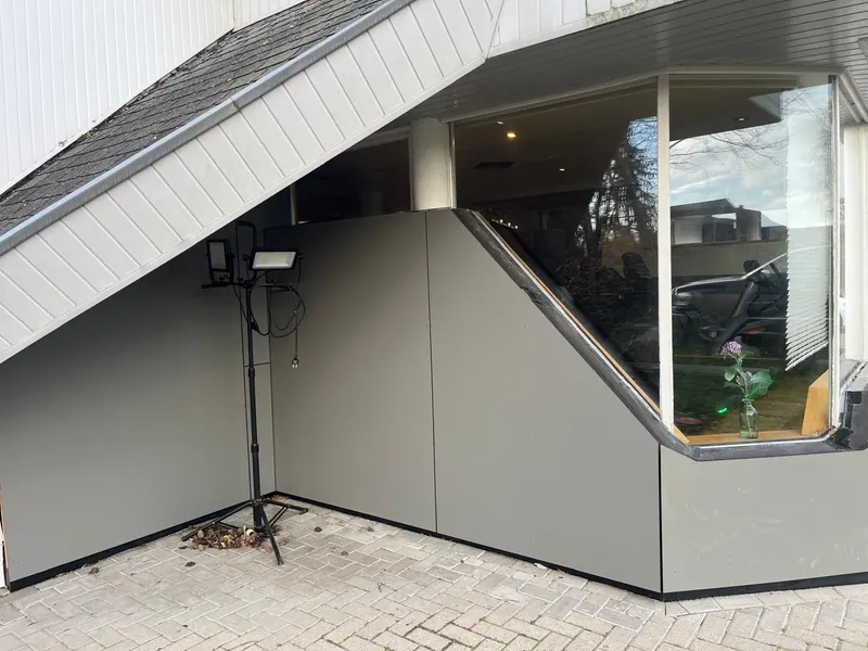 Erker mit grauer Plattenfassade