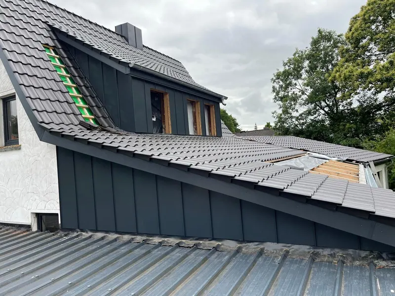 Gaube mit anthrazitfarbener Blechverkleidung auf einem fertig eingedeckten Dach