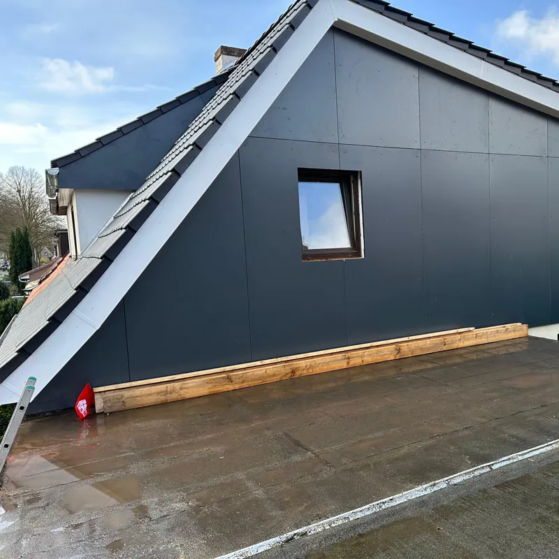 Haus mit neuem Anbau in Holzrahmenbauweise und anthrazitfarbener Fassade