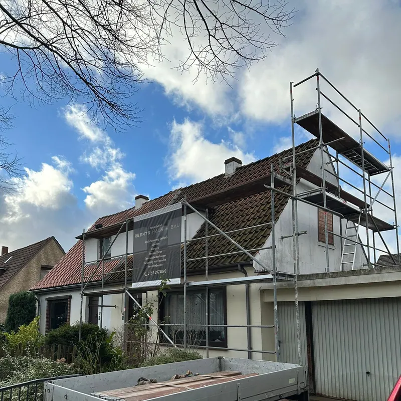 Haus mit Gerüst vor dem Anbau