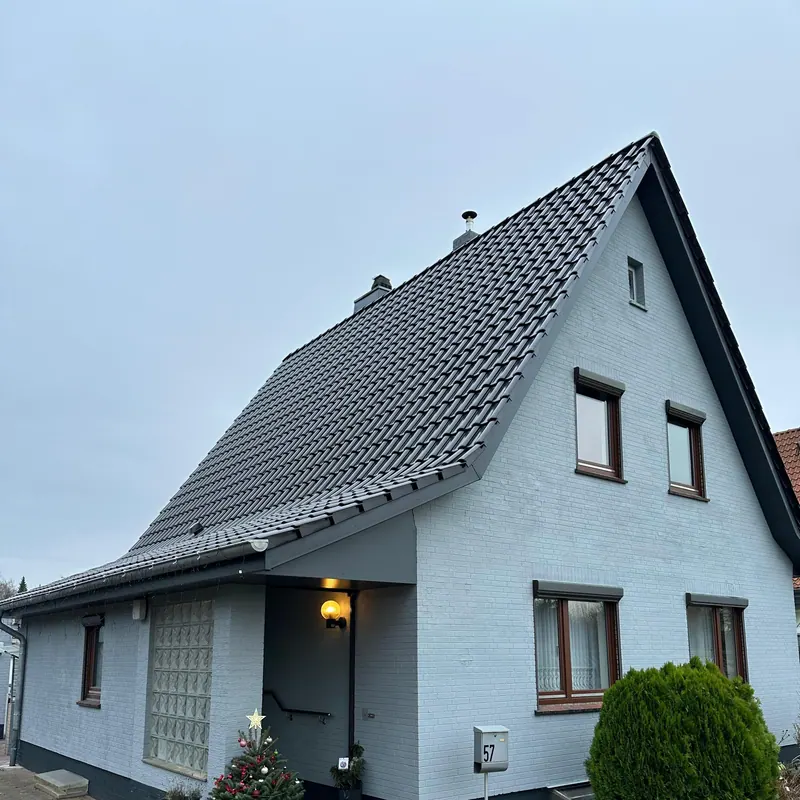 Einfamilienhaus mit neuem anthrazitfarbenem Dach