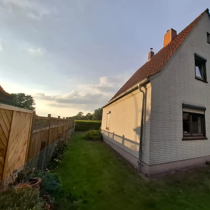 Dasselbe Haus vorher mit altem roten Ziegeldach